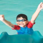 Seorang anak berenang di kedalaman 2 meter
