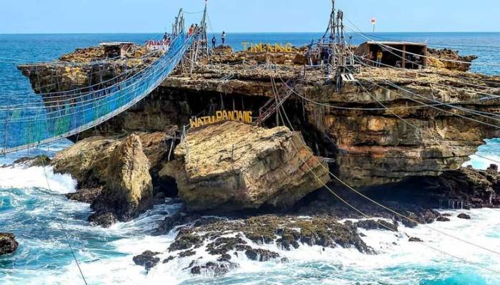 Tour Yogyakarta: Tantangan Pantai Timang, Gunung Kidul, Jogjakarta